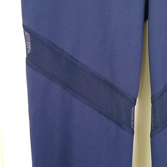 Old Navy Active Go-Dry Fitted High Waist Mesh Inset Leggings in Navy - Picture 7 of 13